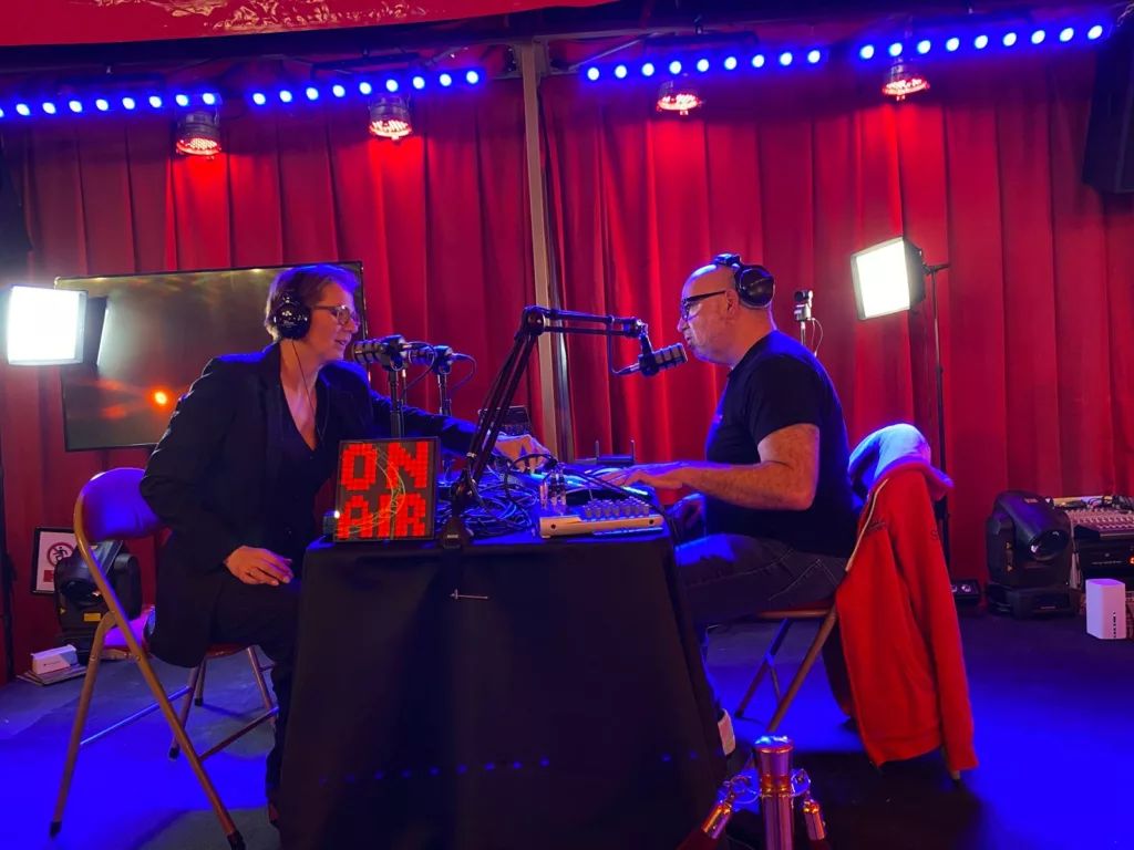 Deux personnes sur le plateau live radio événementielle.
