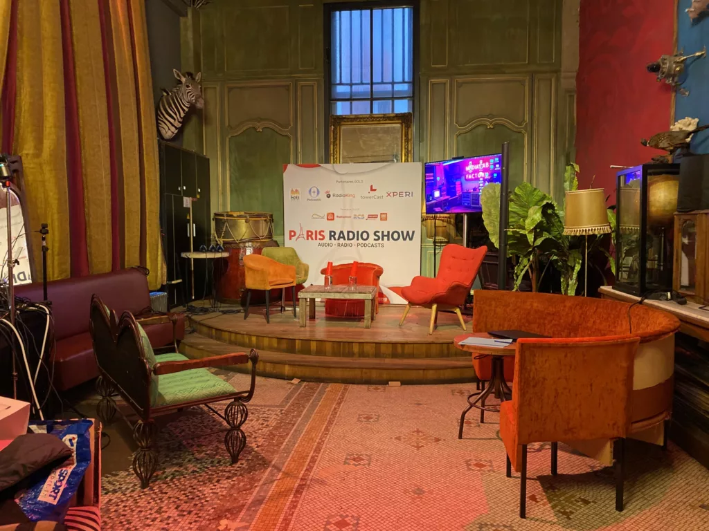 Studio lounge événementiel XP Media Lounge avec plateau radio vidéo immersif à Lyon.