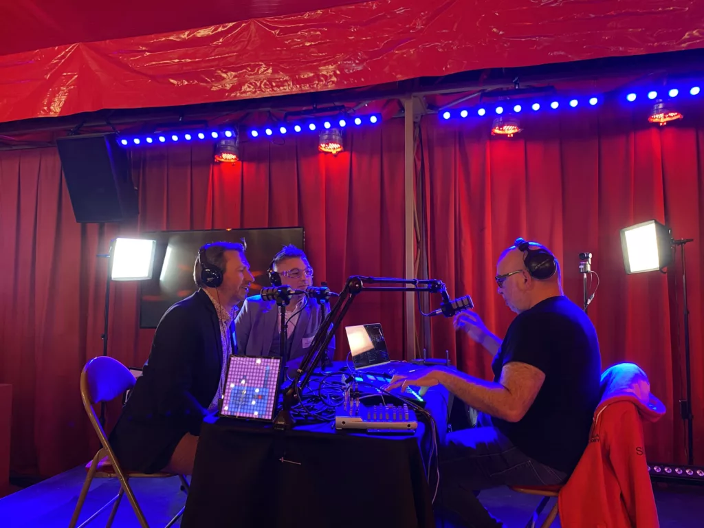 Interview radio en direct au Tonic Circus avec invités, technicien et lumière scénique à Lyon.