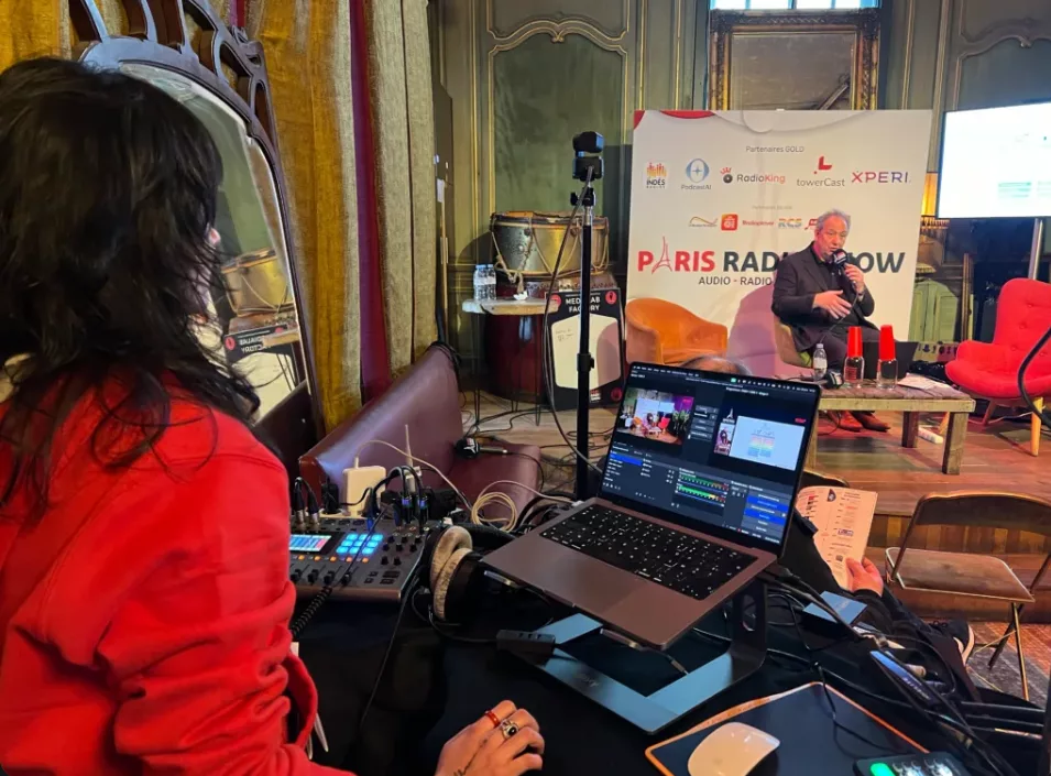 Technicien en régie vidéo au XP Media Lounge durant l’enregistrement live d’une conférence à Lyon.