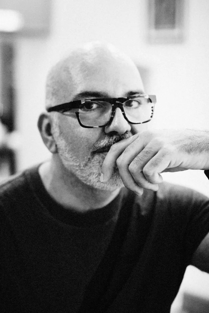 Sébastien Meunier, fondateur de Medialab Factory Events, une agence événementielle innovante à Lyon, en portrait noir et blanc.