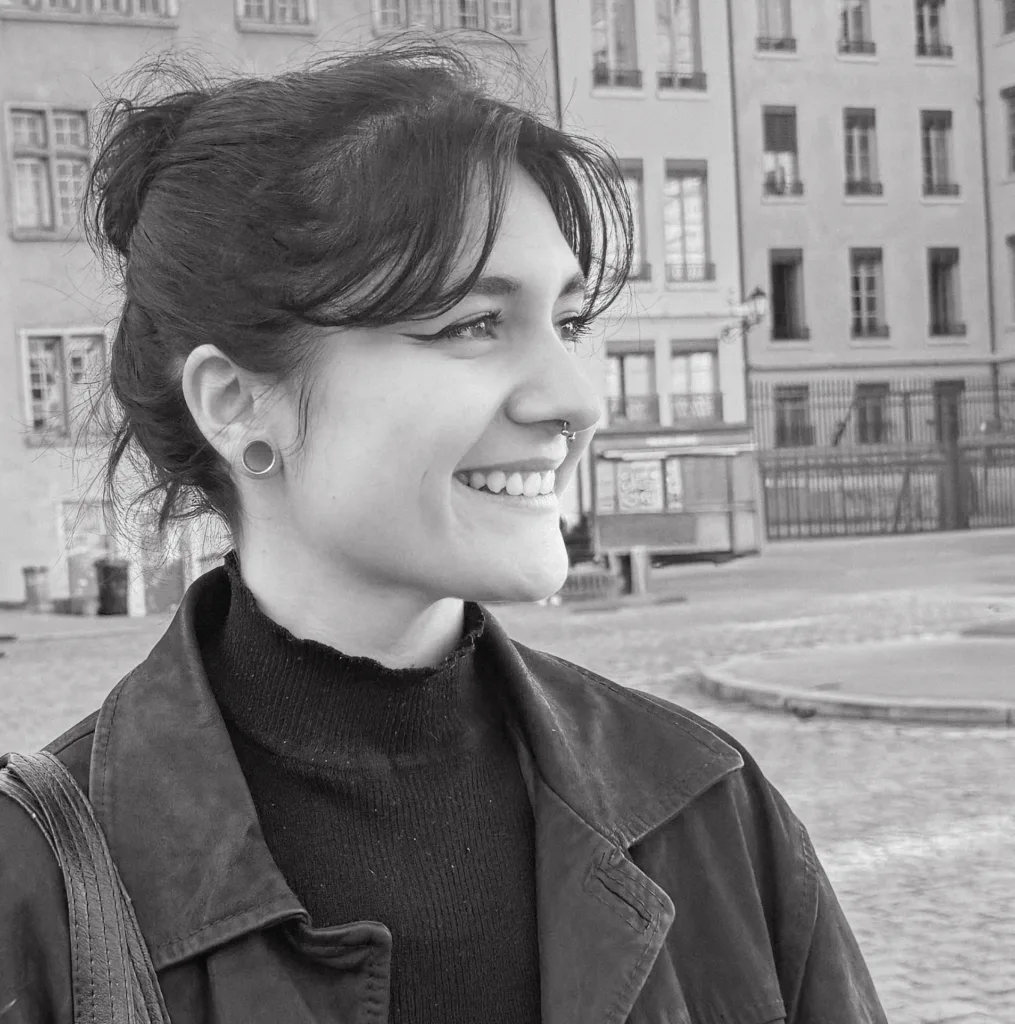 Thaïs Masson, assistante chef de projet communication chez Medialab Factory Events, une agence événementielle innovante à Lyon, en portrait noir et blanc