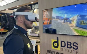 Un collaborateur de DBS vie l'expérience sur le casque. Les visiteurs découvrent l'expérience immersive sur un écran placé sur le stand